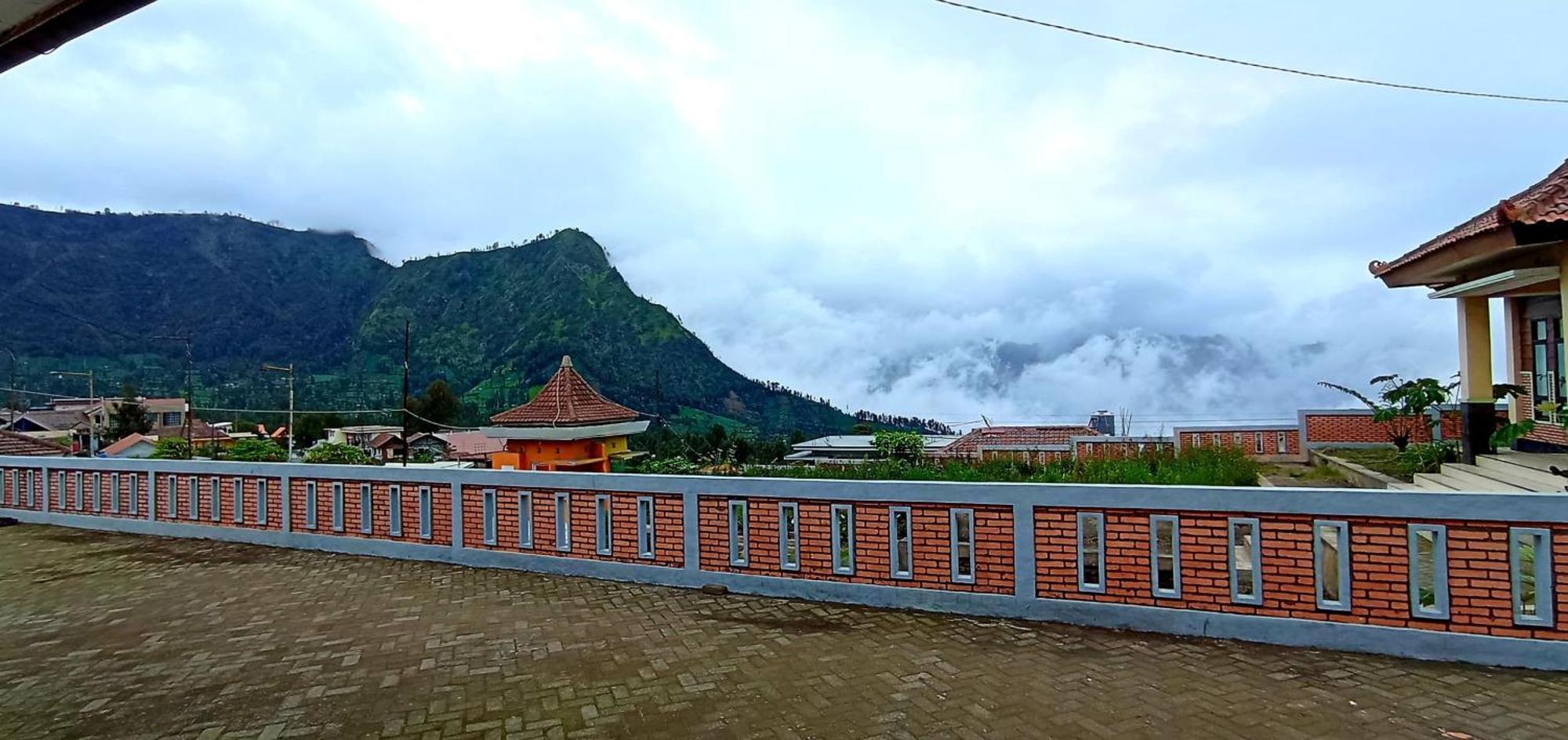 Bromo Holiday Guest House Ngadisari Exterior photo